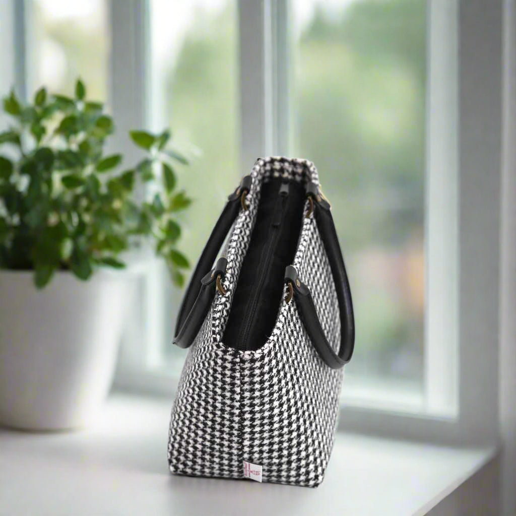 Houndstooth Handbag zip closure view by Umpie Handbags - Secure top-zip design with Harris Tweed exterior and leather trim detailing
